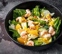Салат с креветкой и манго