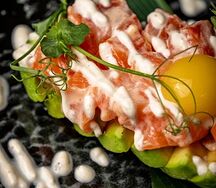 Салат с авокадо и лососем