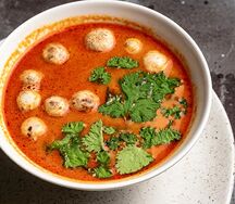 Том ям с кальмаром и грибами