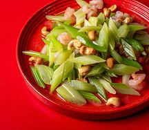 2. Сельдерей с креветками и кешью 
