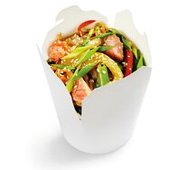 Wok Рис с лососем в соусе черный перец