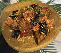 Тёплый салат с баклажаном и хрустящим луком