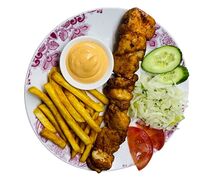 Шашлык из филе куриной грудки на тарелке 