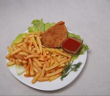 Хрустящий цыпленок, фри и соус