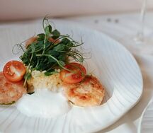 Котлеты из креветок с птитимом и муссом из пармезана