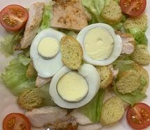 Салат Цезарь с курицей