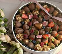 Шайба с клубникой в шоколаде Золотые блики