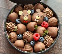 Шайба с клубникой в шоколаде Мишки
