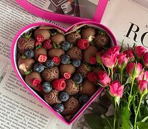 Мини-сердце с клубникой в шоколаде