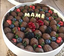 Шайба с клубникой в шоколаде Маме