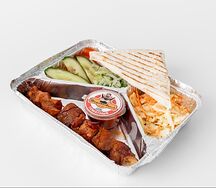 Шашлык из свинины на тарелке (шея)