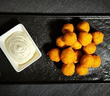 Картофельные шарики с соусом тартар 