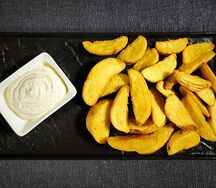 Картофельные дольки с соусом тартар  
