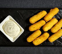 Сырные палочки с соусом тартар 
