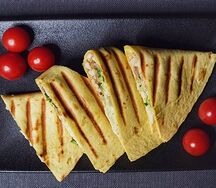 Кесадилья с ветчиной и грибами