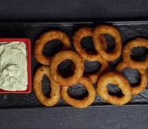 Луковые кольца с соусом тартар 