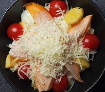 Салат Цезарь с курицей холодного копчения