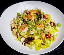 Салат с креветкой и авокадо