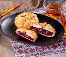 Кулебяка с брусникой и яблоком