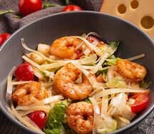 Салат цезарь с креветками