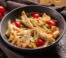 Салат Цезарь с курицей