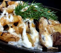 Шипящая сковородка с курицей