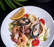 Салат с морепродуктами и соусом том-кха