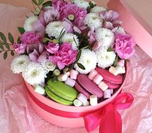 Подарочная коробка с цветами и макарунсами