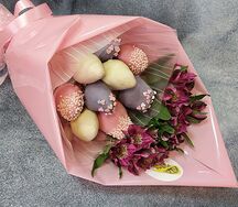 Букет с клубникой в шоколаде и альстромерией Cuty
