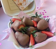 Бенто-бокс с клубникой в шоколаде