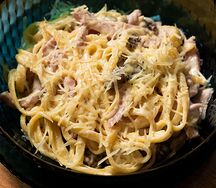Паста с ветчиной и грибами в сливочном соусе