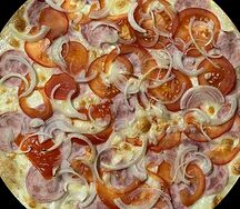 Пицца с ветчиной и луком