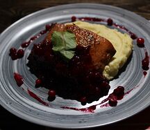 Стейк из кижуча с брусничным соусом и картофельным пюре