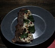 Говяжий язык с соусом хрен и брусникой
