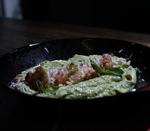 Креветки с пюре из брокколи