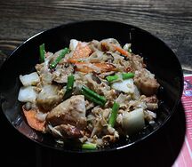 Рисовая лапша с курицей в соусе терияки