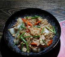 Рисовая лапша с креветками и яйцом