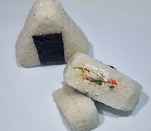 Онигири с крабом 