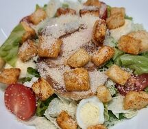 Салат Цезарь с курицей