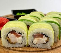 Зеленый ролл с курицей