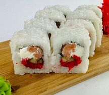 Ролл с лососем и тобико