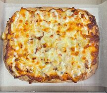 Пицца с курицей и ананасами