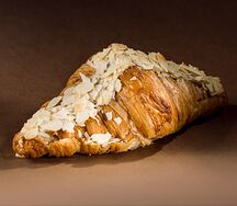 Круассан с миндалем и вишневым кули