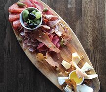 Большая тарелка закусок к вину