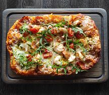 Пицца с креветками и руколой