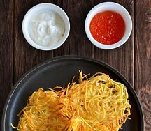 Драники с копченой сметаной и красной икрой