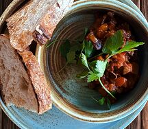 Охлажденное овощное соте с теплыми тостами