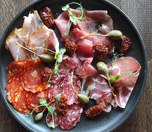 Сыровяленые и сырокопчёные мясные деликатесы