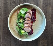 Утиная грудка с грушей и брокколи