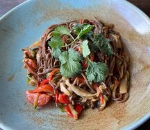 Гречневая лапша с овощами в азиатском стиле